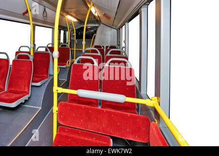 Öffentliche Verkehrsmittel, City Bus Innenraum mit roten sitzen Stockfoto