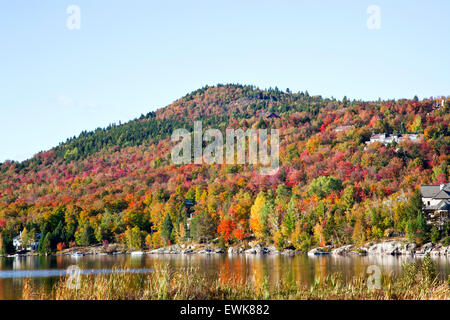 See im Herbst in Mont Tremblant, Quebec, Kanada. Stockfoto