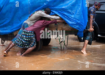 Dhaka, Bangladesch. 27. Juni 2015.   in Dhaka am 27. Juni fortgesetzt 2015.Heavy Regen in der Stadt für eine vier aufeinander folgende Tage zuzufügen, endlosen leiden die Menschen wie Staunässe Bildungs- und geschäftliche Aktivitäten behindert. Bildnachweis: Zakir Hossain Chowdhury Zakir/Alamy Live-Nachrichten Stockfoto