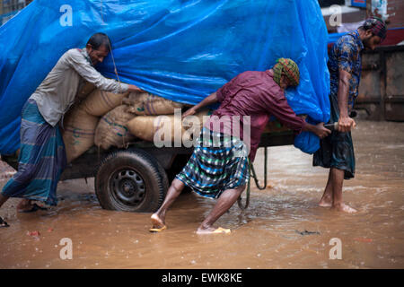 Dhaka, Bangladesch. 27. Juni 2015.   in Dhaka am 27. Juni fortgesetzt 2015.Heavy Regen in der Stadt für eine vier aufeinander folgende Tage zuzufügen, endlosen leiden die Menschen wie Staunässe Bildungs- und geschäftliche Aktivitäten behindert. Bildnachweis: Zakir Hossain Chowdhury Zakir/Alamy Live-Nachrichten Stockfoto