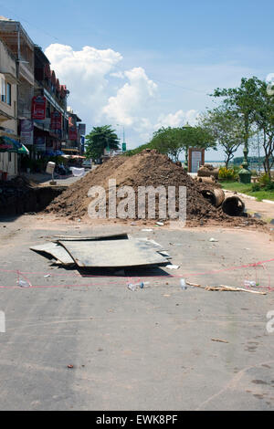 Eine neue Abwasserleitung ist an einer Hauptstraße in Kampong Cham, Kambodscha installiert wird. Stockfoto