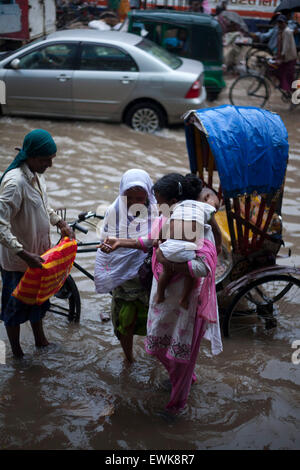 Dhaka, Bangladesch. 27. Juni 2015.   in Dhaka am 27. Juni fortgesetzt 2015.Heavy Regen in der Stadt für eine vier aufeinander folgende Tage zuzufügen, endlosen leiden die Menschen wie Staunässe Bildungs- und geschäftliche Aktivitäten behindert. Bildnachweis: Zakir Hossain Chowdhury Zakir/Alamy Live-Nachrichten Stockfoto