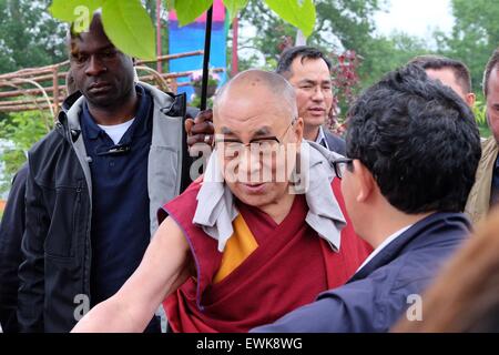 Glastonbury Festival, Somerset, UK. 28. Juni 2015. Seine Heiligkeit der 14. Dalai Lama feiert seinen 80. Lebensjahr während des Glastonbury Festivals aus dem Garten für den Frieden Adressierung wo eine große Menschenmenge sang "Happy Birthday to You". Sicherheit war eng während seines Besuchs gab es einige Demonstranten. Bildnachweis: Tom Corban/Alamy Live-Nachrichten Stockfoto