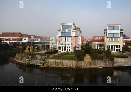 inländische Häuser mit integrierten Solarzellen zur Stromerzeugung, Egmond Niederlande Europa Stockfoto