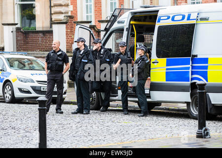 Bristol, UK. 28. Juni 2015. Armed Forces Day wurde in Bristol mit einer Parade von College Green Queen Square gefeiert. Es war eine schwere Polizei Prescence einschließlich bewaffnete Polizei wegen erhöhten terroristischen sorgen.  Der Tag begann mit starkem Regen und nur eine kleine Anzahl von Öffentlichkeit stellte sich heraus. Bristol, 28. Juni 2015. Bildnachweis: Redorbital Fotografie/Alamy Live-Nachrichten Stockfoto