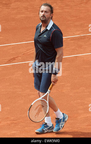 Berlin, Deutschland. 27. Juni 2015. Ehemaliger französischer Tennisspieler Henri Leconte spielt gegen seinen deutschen Gegner M. Stich an der Grand Champions-Turnier in Berlin, Deutschland, 27. Juni 2015. Foto: OLIVER MEHLIS/Dpa/Alamy Live News Stockfoto