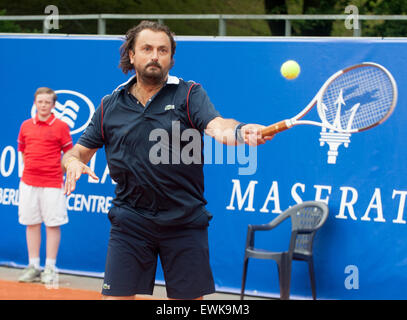 Berlin, Deutschland. 27. Juni 2015. Ehemaliger französischer Tennisspieler Henri Leconte spielt gegen seinen deutschen Gegner M. Stich an der Grand Champions-Turnier in Berlin, Deutschland, 27. Juni 2015. Foto: OLIVER MEHLIS/Dpa/Alamy Live News Stockfoto