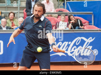 Berlin, Deutschland. 27. Juni 2015. Ehemaliger französischer Tennisspieler Henri Leconte spielt gegen seinen deutschen Gegner M. Stich an der Grand Champions-Turnier in Berlin, Deutschland, 27. Juni 2015. Foto: OLIVER MEHLIS/Dpa/Alamy Live News Stockfoto