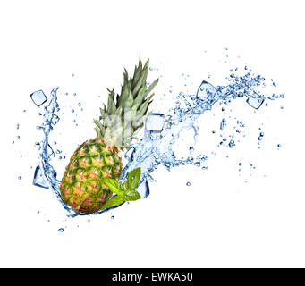 Ananas in Wasser spritzt und Eiswürfel isoliert auf weißem Hintergrund Stockfoto