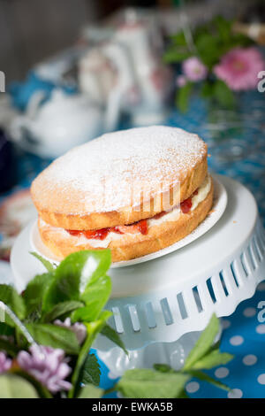 Victoria-Schwamm-Kuchen mit Sahne und Erdbeeren Stockfoto