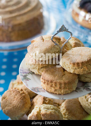 Scones auf eine Kuchenplatte Stockfoto