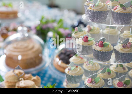 Cup Cakes auf Etagere Stockfoto