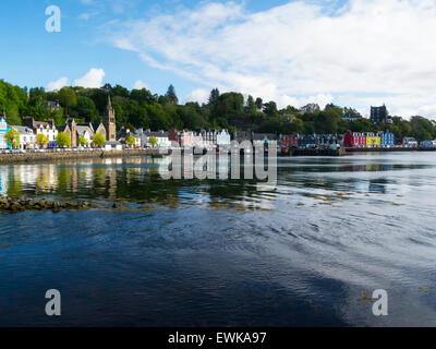 Blick über Sound of Mull zu Tobermory Isle of Mull Argyll und Bute Schottland mit schönen farbigen Gebäuden entlang an schönen Junitag Stockfoto