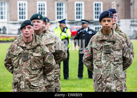 Bristol, UK. 28. Juni 2015. Armed Forces Day wurde in Bristol mit einer Parade von College Green Queen Square gefeiert. Es war eine schwere Polizei Prescence einschließlich bewaffnete Polizei wegen erhöhten terroristischen sorgen.  Der Tag begann mit starkem Regen und nur eine kleine Anzahl von Öffentlichkeit stellte sich heraus. Bristol, 28. Juni 2015. Bildnachweis: Redorbital Fotografie/Alamy Live-Nachrichten Stockfoto