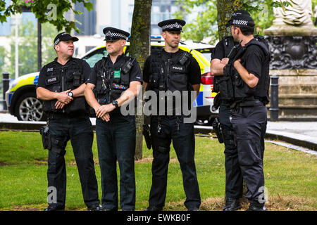 Bristol, UK. 28. Juni 2015. Armed Forces Day wurde in Bristol mit einer Parade von College Green Queen Square gefeiert. Es war eine schwere Polizei Prescence einschließlich bewaffnete Polizei wegen erhöhten terroristischen sorgen.  Der Tag begann mit starkem Regen und nur eine kleine Anzahl von Öffentlichkeit stellte sich heraus. Bristol, 28. Juni 2015. Bildnachweis: Redorbital Fotografie/Alamy Live-Nachrichten Stockfoto