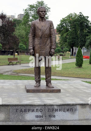 Die Statue von Gavrilo Princip, Franz Ferdinand, der österreichische Thronfolger in Sarajevo ermordet in einem kleinen Park in der Nähe der Hauptstadt Gebäude im Zentrum von Belgrad, Serbien, 28. Juni 2015 zu sehen. Die zwei Meter hohe Bronzestatue der serbischen Volksheld und Freiheitskämpfer, deren Ermordung des ersten Weltkrieges begann, wurde in Belgrad am 101. Jahrestag des Angriffs errichtet. Foto: THOMAS BREY/Dpa - NO-Draht-Dienst- Stockfoto