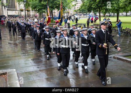 Bristol, UK. 28. Juni 2015. Armed Forces Day wurde in Bristol mit einer Parade von College Green Queen Square gefeiert. Es war eine schwere Polizei Prescence einschließlich bewaffnete Polizei wegen erhöhten terroristischen sorgen.  Der Tag begann mit starkem Regen und nur eine kleine Anzahl von Öffentlichkeit stellte sich heraus. Bristol, 28. Juni 2015. Bildnachweis: Redorbital Fotografie/Alamy Live-Nachrichten Stockfoto