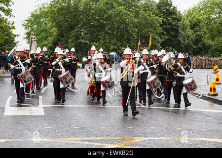 Bristol, UK. 28. Juni 2015. Armed Forces Day wurde in Bristol mit einer Parade von College Green Queen Square gefeiert. Es war eine schwere Polizei Prescence einschließlich bewaffnete Polizei wegen erhöhten terroristischen sorgen.  Der Tag begann mit starkem Regen und nur eine kleine Anzahl von Öffentlichkeit stellte sich heraus. Bristol, 28. Juni 2015. Bildnachweis: Redorbital Fotografie/Alamy Live-Nachrichten Stockfoto