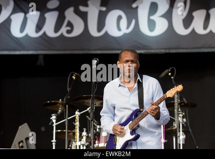 Järvenpää, Finnland, 27. Juni 2015. Der Robert Cray Band (USA) an Puistoblues aka Lake Side Blues Festival spielen. Mit fünf Grammy Awards, 15 Nominierungen, Millionen von Rekordumsatz weltweit und Tausende von Vorstellungen ausverkauft, Rock-Blues-Ikone Robert Cray gilt als "einer der besten Gitarristen seiner Generation. Bildnachweis: Aija Lehtonen/Alamy Live-Nachrichten Stockfoto