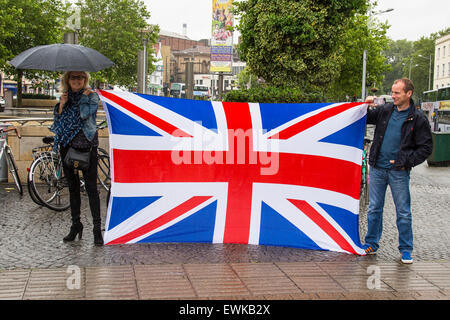 Bristol, UK. 28. Juni 2015. Armed Forces Day wurde in Bristol mit einer Parade von College Green Queen Square gefeiert. Es war eine schwere Polizei Prescence einschließlich bewaffnete Polizei wegen erhöhten terroristischen sorgen.  Der Tag begann mit starkem Regen und nur eine kleine Anzahl von Öffentlichkeit stellte sich heraus. Bristol, 28. Juni 2015. Bildnachweis: Redorbital Fotografie/Alamy Live-Nachrichten Stockfoto