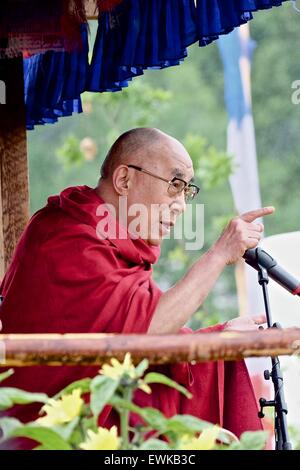 Glastonbury Festival, Somerset, UK. 28. Juni 2015. Seine Heiligkeit der 14. Dalai Lama feiert seinen 80. Lebensjahr während des Glastonbury Festivals aus dem Garten für den Frieden Adressierung wo eine große Menschenmenge sang "Happy Birthday to You". Sicherheit war eng während seines Besuchs gab es einige Demonstranten. Bildnachweis: Tom Corban/Alamy Live-Nachrichten Stockfoto