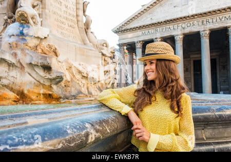 Im Hintergrund, Roms Pantheon. Im Vordergrund ist eine Blick in die Ferne lächelnde, glückliche Brünette beiläufig o gelehnt. Stockfoto