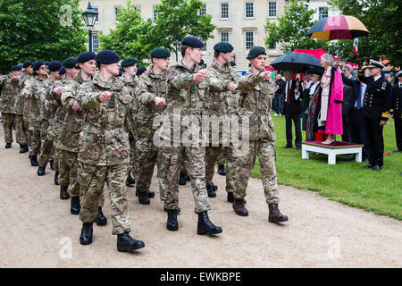 Bristol, UK. 28. Juni 2015. Armed Forces Day wurde in Bristol mit einer Parade von College Green Queen Square gefeiert. Es war eine schwere Polizei Prescence einschließlich bewaffnete Polizei wegen erhöhten terroristischen sorgen.  Der Tag begann mit starkem Regen und nur eine kleine Anzahl von Öffentlichkeit stellte sich heraus. Bristol, 28. Juni 2015. Bildnachweis: Redorbital Fotografie/Alamy Live-Nachrichten Stockfoto