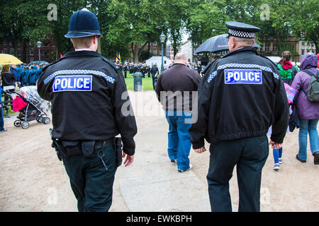 Bristol, UK. 28. Juni 2015. Armed Forces Day wurde in Bristol mit einer Parade von College Green Queen Square gefeiert. Es war eine schwere Polizei Prescence einschließlich bewaffnete Polizei wegen erhöhten terroristischen sorgen.  Der Tag begann mit starkem Regen und nur eine kleine Anzahl von Öffentlichkeit stellte sich heraus. Bristol, 28. Juni 2015. Bildnachweis: Redorbital Fotografie/Alamy Live-Nachrichten Stockfoto