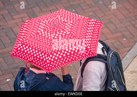 Poole, Dorset, UK. 28. Juni 2015. UK-Wetter: nass feucht Start in den Tag bei Poole - paar Unterschlupf unter Dach Credit: Carolyn Jenkins/Alamy Live News Stockfoto