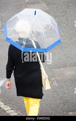 Poole, Dorset, UK. 28. Juni 2015. UK-Wetter: nass feucht Start in den Tag bei Poole - Frau Unterstände unter Dach Credit: Carolyn Jenkins/Alamy Live News Stockfoto