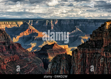 Am Abend Sonne bricht als Frühling Sturm baut über den North Rim von Arizona Grand Canyon National Park von Walhalla zu übersehen. Stockfoto