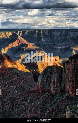 Am Abend Sonne bricht als Frühling Sturm baut über den North Rim von Arizona Grand Canyon National Park von Walhalla zu übersehen. Stockfoto