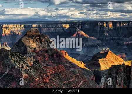 Am Abend Sonne bricht als Frühling Sturm baut über den North Rim von Arizona Grand Canyon National Park von Walhalla zu übersehen. Stockfoto