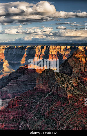 Am Abend Sonne bricht als Frühling Sturm baut über den North Rim von Arizona Grand Canyon National Park von Walhalla zu übersehen. Stockfoto