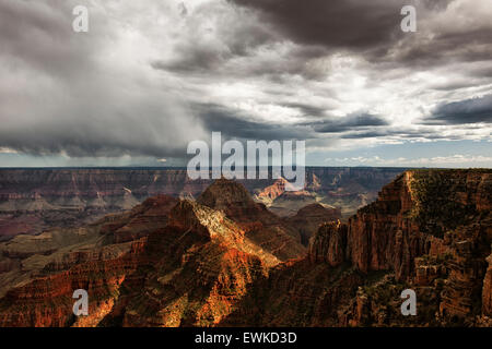 Frühling Duschen vorbei über den North Rim von Arizona Grand Canyon National Park und eine Ferne schneebedeckte Humphreys Peak. Stockfoto