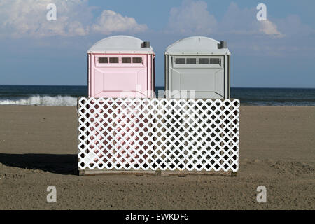 Tragbare Badezimmer am Strand in Wildwood Crest, New Jersey, USA Stockfoto