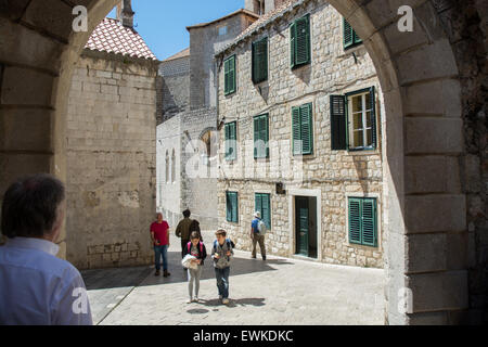 Touristen und Gebäude in der Altstadt von Dubrovnik, Kroatien Stockfoto