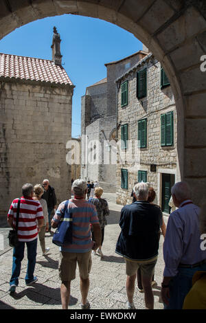Touristen und Gebäude in der Altstadt von Dubrovnik, Kroatien Stockfoto