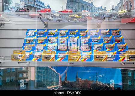 Vintage Matchbox-Autos auf dem Display in einem Fall Stockfoto