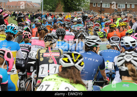 Lincoln, UK. 28. Juni 2015. Farben des Teams am Start Rennens. Die britischen nationalen Straßenrennen. © Aktion Plus Sport/Alamy Live-Nachrichten Stockfoto