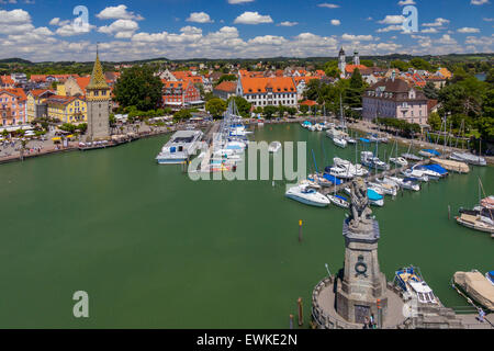 Bayerischen Löwen, Alter Leuchtturm, Mangturm oder Mangenturm, Hafeneinfahrt, Hafen, Bodensee, Lindau, Schwaben, Bayern, Deutschland Stockfoto