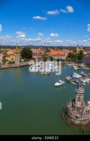 Bayerischen Löwen, Alter Leuchtturm, Mangturm oder Mangenturm, Hafeneinfahrt, Hafen, Bodensee, Lindau, Schwaben, Bayern, Deutschland Stockfoto