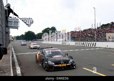 HANDOUT - ein Handout Bild am 27. Juni 2015 von Hochzwei zur Verfügung gestellten zeigt Pascal Wehrlein Mercedes-AMG) mit Startnummer 94 vor der Robert Wickens (Mercedes-AMG) mit Nummer 6 bei der DTM Norisring Rennen in Nürnberg. Wehrlein hat das zweite DTM-Rennen seiner Karriere auf dem Norisring gewonnen. Foto: Jürgen Hahn/Hochzwei/dpa Stockfoto