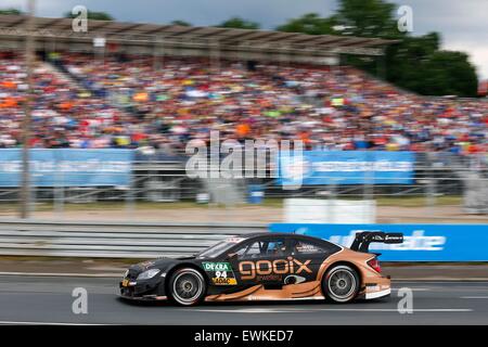 HANDOUT - zeigt ein Handout Bild am 27. Juni 2015 von Hochzwei zur Verfügung gestellten Victor Pascal Wehrlein (Mercedes-AMG) in Aktion bei der DTM Norisring Rennen in Nürnberg. Wehrlein hat das zweite DTM-Rennen seiner Karriere auf dem Norisring gewonnen. Foto: Jürgen Hahn/Hochzwei/dpa Stockfoto