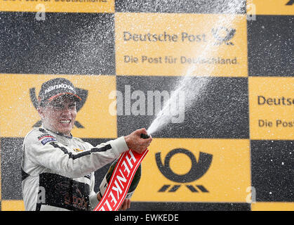 HANDOUT - ein Handout Bild am 27. Juni 2015 von Hochzwei zur Verfügung gestellten zeigt Victor Pascal Wehrlein (Mercedes-AMG) feiert auf dem Podium beim DTM Norisring-Rennen in Nürnberg. Wehrlein hat das zweite DTM-Rennen seiner Karriere auf dem Norisring gewonnen. Foto: Jürgen Hahn/Hochzwei/dpa Stockfoto