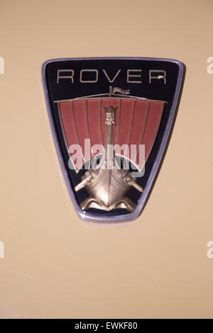 Nahaufnahme von einem Rover-Abzeichen auf eine 1970s 2200 P6 Limousine Stockfoto