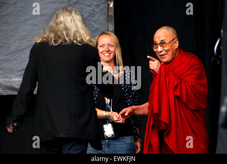 Glastonbury, UK. 28. Juni 2015.  Emily Eavis begleitet der 14. Dalmi-Lama auf die Pyramide Bühne während ihres Auftritts beim Glastonbury Festival 2015. Bildnachweis: Apex/Alamy Live-Nachrichten Stockfoto