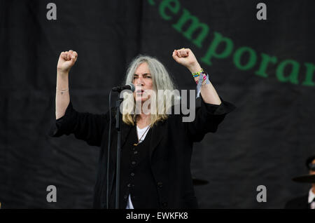 Glastonbury Festival, 28. Juni 2015, England UK. Patti Smith führt live auf der Bühne der Pyramide am Finaltag des Glastonbury Festivals 2015 während ihr Satz begrüßte sie Ehrengast der Dalai Lama auf der Bühne wünscht ihm glücklich 80. Geburtstag am 6. Juli. Bildnachweis: Francesca Moore/Alamy Live-Nachrichten Stockfoto