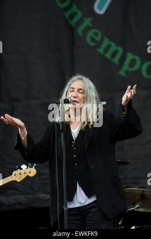 Glastonbury Festival, 28. Juni 2015, England UK. Patti Smith führt live auf der Bühne der Pyramide am Finaltag des Glastonbury Festivals 2015 während ihr Satz begrüßte sie Ehrengast der Dalai Lama auf der Bühne wünscht ihm glücklich 80. Geburtstag am 6. Juli. Bildnachweis: Francesca Moore/Alamy Live-Nachrichten Stockfoto