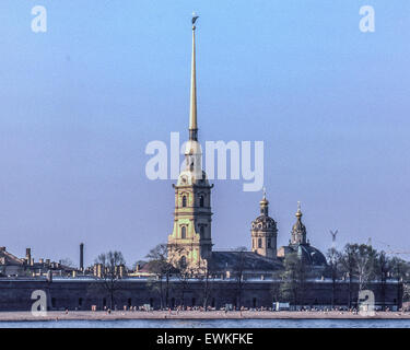 Leningrad, Russland. 3. Mai 1984. Die 123 m. (404 ft) goldene Turmspitze der russisch-orthodoxen Peter & Paul Cathedral, das erste und älteste Wahrzeichen von Leningrad (heute Sankt Petersburg), erhebt sich über die Wände der Peter- und Paul Fortress auf Zayachy Insel entlang der Newa ursprünglich unter Peter dem großen zwischen 1712 und 1733 erbaut. © Arnold Drapkin/ZUMA Draht/Alamy Live-Nachrichten Stockfoto